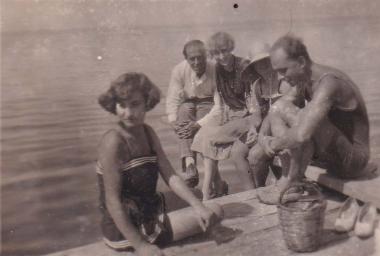 Συντροφιά ανδρών και γυναικών σε παραλία της Ναυπάκτου.