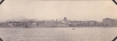 Άποψη της Χαλκίδας από τη θάλασσα.