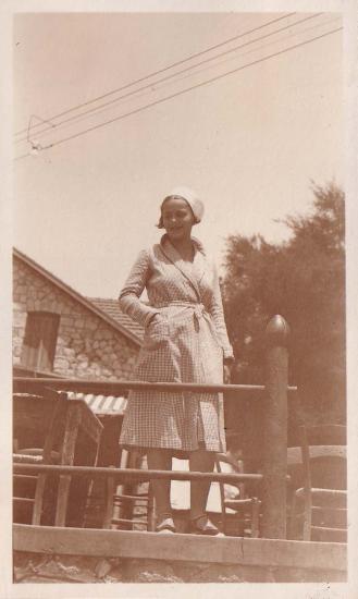 Γυναίκα στον εξώστη παραλιακού κέντρου στο Καλαμάκι.