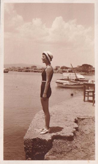 Γυναίκα με μαγιό μπροστά στη θάλασσα στο Καλαμάκι.