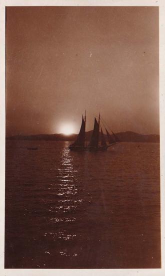 Ιστιοφόρο σκάφος στα νερά του Σαρωνικού.