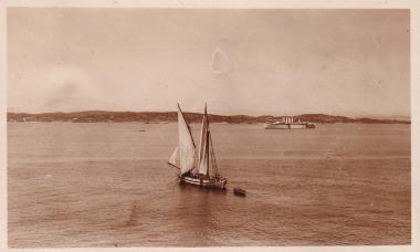 Ιστιοφόρο σκάφος στη θάλασσα της Κόστας και ατμόπλοιο στο βάθος.