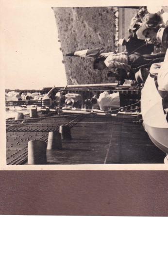 Λέμβος παραλαμβάνει επιβάτες πλοίου από τα ανοιχτά της Ιθάκης.