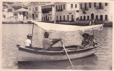 Λέμβος με κωπηλάτη και τρεις επιβάτες προσεγγίζει το Βαθύ της Ιθάκης.