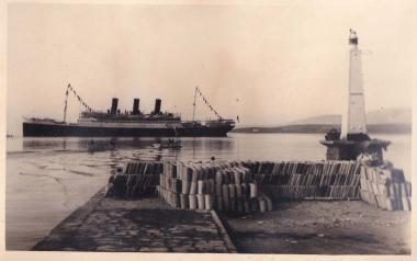 Πλοίο και λέμβοι στο λιμάνι της Ιτέας.