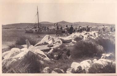 Καΐκι και λέμβοι μεταφέρουν γάλλους τουρίστες στη Δήλο.