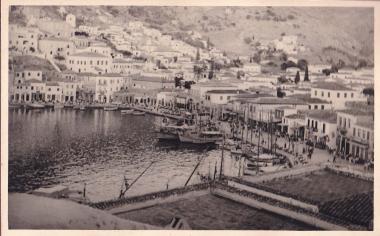 Άποψη του οικισμού και του λιμανιού της Ύδρας από τα βορειοανατολικά.