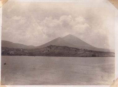 Το Νιόκαστρο της Πύλου από τη θάλασσα.