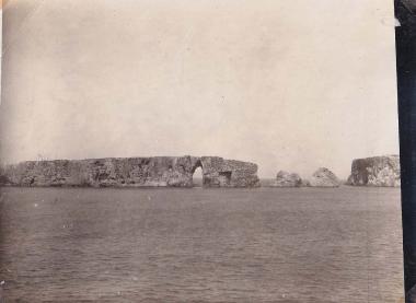 Άποψη της νήσου Σφακτηρίας, στην είσοδο του όρμου του Ναυαρίνου, όπως φαίνεται από την Πύλο.