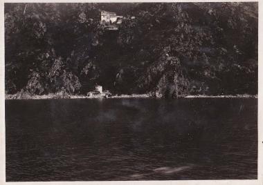 Άθως. Άποψη της μονής Σίμωνος Πέτρας και του αρσανά της από τη θάλασσα. Η μονή ιδρύθηκε τον 13ο αιώνα και στη διάρκεια των χρόνων καταστράφηκε τρεις φορές από φωτιά.