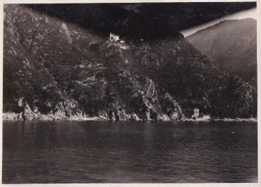 Άθως. Άποψη της μονής Σίμωνος Πέτρας και του αρσανά της από τη θάλασσα. Η μονή ιδρύθηκε τον 13ο αιώνα και στη διάρκεια των χρόνων καταστράφηκε τρεις φορές από φωτιά.