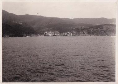 Άθως. Άποψη της μονής Ιβήρων και του αρσανά της από τη θάλασσα. Η μονή ιδρύθηκε τον 10ο αιώνα, υπέστη καταστροφές αρκετές φορές στην ιστορία της, διαθέτει ωστόσο ένα από τα πλουσιότερα και σημαντικότερα σκευοφυλάκια του Αγίου Όρους, καθώς και αξιόλογη βιβλιοθήκη.