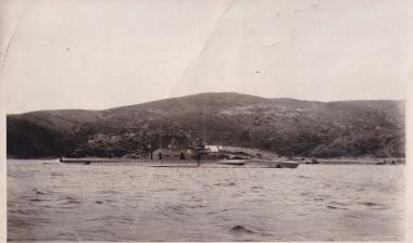 Το υποβρύχιο Κατσώνης (ΙΙ). Παρελήφθη από το Πολεμικό Ναυτικό και εντάχθηκε στις δυνάμεις του το 1928, έλαβε μέρος στον Δεύτερο Παγκόσμιο Πόλεμο και βυθίστηκε από γερμανικό πλοίο στα ανοιχτά της Σκιάθου το 1943. Στην εικόνα φαίνεται το διακριτικό γράμμα Κ, το οποίο διατήρησε το υποβρύχιο έως τις αρχές της δεκαετίας του 1930, οπότε και αντικαταστάθηκε από τον πλευρικό αριθμό Υ1.