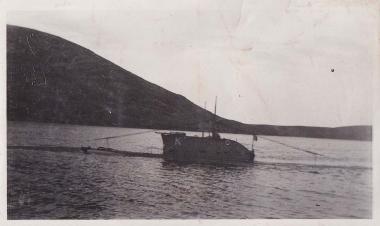 Το υποβρύχιο Κατσώνης (ΙΙ) σε κατάδυση. Παρελήφθη από το Πολεμικό Ναυτικό και εντάχθηκε στις δυνάμεις του το 1928, έλαβε μέρος στον Δεύτερο Παγκόσμιο Πόλεμο και βυθίστηκε από γερμανικό πλοίο στα ανοιχτά της Σκιάθου το 1943. Στην εικόνα φαίνεται το διακριτικό γράμμα Κ, το οποίο διατήρησε το υποβρύχιο έως τις αρχές της δεκαετίας του 1930, οπότε και αντικαταστάθηκε από τον πλευρικό αριθμό Υ1.