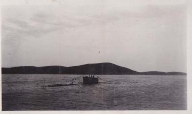 Το υποβρύχιο Κατσώνης (ΙΙ) σε κατάδυση. Παρελήφθη από το Πολεμικό Ναυτικό και εντάχθηκε στις δυνάμεις του το 1928, έλαβε μέρος στον Δεύτερο Παγκόσμιο Πόλεμο και βυθίστηκε από γερμανικό πλοίο στα ανοιχτά της Σκιάθου το 1943. Στην εικόνα φαίνεται το διακριτικό γράμμα Κ, το οποίο διατήρησε το υποβρύχιο έως τις αρχές της δεκαετίας του 1930, οπότε και αντικαταστάθηκε από τον πλευρικό αριθμό Υ1.