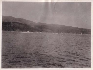 Τέσσερα πολεμικά πλοία στα νερά του Αιγαίου, φωτογραφημένα από το θωρηκτό 