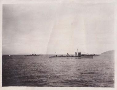 Πολεμικά πλοία στα νερά του Αιγαίου, φωτογραφημένα από το θωρηκτό 