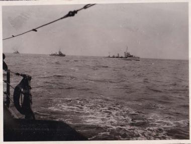 Πολεμικά πλοία στα νερά του Αιγαίου, φωτογραφημένα από το θωρηκτό 