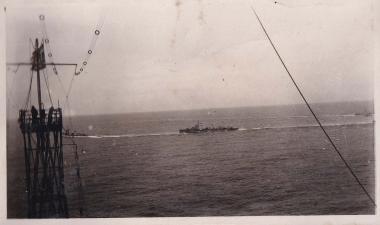 Δύο αντιτορπιλικά στα νερά του Αιγαίου, φωτογραφημένα από το θωρηκτό 