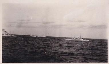 Τέσσερα πολεμικά πλοία (αντιτορπιλικά) στα νερά του Αιγαίου, φωτογραφημένα από το θωρηκτό 