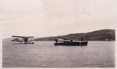 Δύο υδροπλάνα και στρατιωτική λέμβος στα νερά του Αιγαίου, φωτογραφημένα από το θωρηκτό 