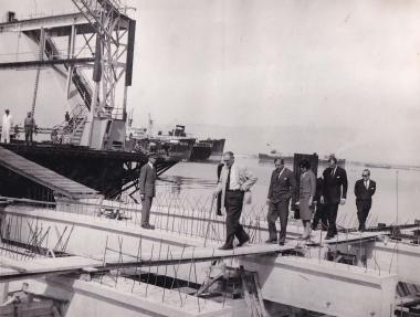 Ο Σταύρος Νιάρχος (δεύτερος από αριστερά), η τότε σύζυγός του Ευγενία Λιβανού και ο τότε πρέσβυς των Ηνωμένων Πολιτειών στην Ελλάδα Ellis Briggs (μπροστά από τον Νιάρχο), κατά την επίσκεψη του δεύτερου στα 