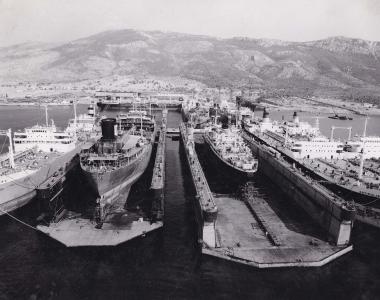 Πλοία εντός και εκτός πλωτών δεξαμενών στα 