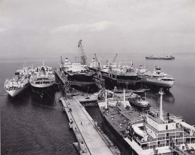 Πλοία εντός και εκτός πλωτών δεξαμενών στα 