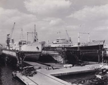 Πλοία εντός και εκτός πλωτών δεξαμενών στα 