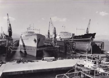 Πλοία σε πλωτές δεξαμενές στα 