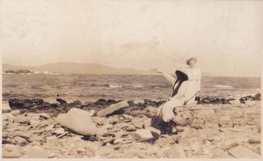 Γυναίκες στον αρχαιολογικό χώρο της Δήλου.