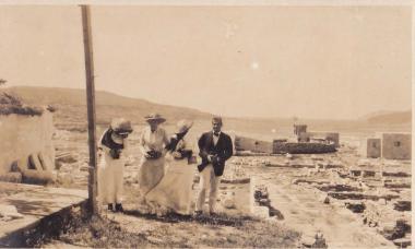 Περιηγητές με φωτογραφικές μηχανές στον αρχαιολογικό χώρο της Δήλου.