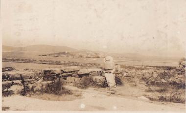 Γυναίκα καθισμένη στον αρχαιολογικό χώρο της Δήλου.