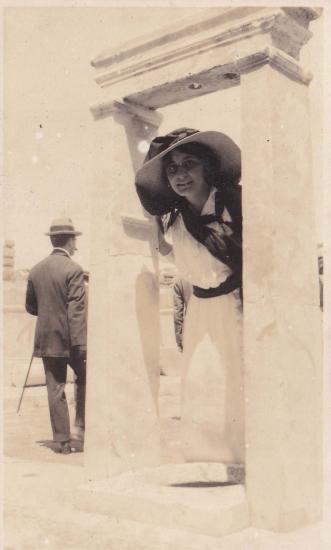 Γυναίκα και άνδρας περιηγούνται τον αρχαιολογικό χώρο της Δήλου.