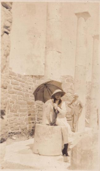 Γυναίκα με ομπρέλα και άνδρας στον αρχαιολογικό χώρο της Δήλου.