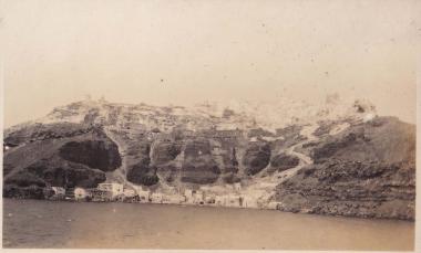 Τα Φηρά της Σαντορίνης (Θήρας) από τη θάλασσα.