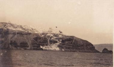 Τα Φηρά της Σαντορίνης (Θήρας) από τη θάλασσα.