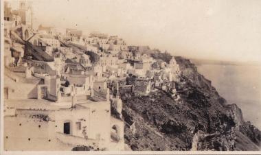 Άποψη του οικισμού των Φηρών στη Σαντορίνη (Θήρα).