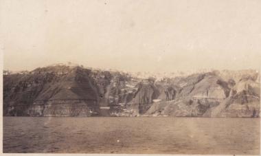 Τα Φηρά της Σαντορίνης (Θήρας) από τη θάλασσα.