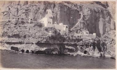 Κτίσματα και άποψη της ακτής στον Όρμο Φηρών (Γιαλός) στη Σαντορίνη (Θήρα).