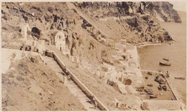 Σαντορίνη (Θήρα). Άποψη του Όρμου Φηρών (Γιαλού), με τα σκαλοπάτια που οδηγούν στα Φηρά.