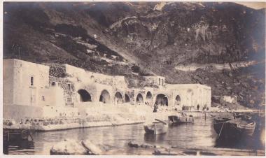 Σαντορίνη (Θήρα). Άποψη του λιμενίσκου και των κτισμάτων στον Όρμο Φηρών (Γιαλός).