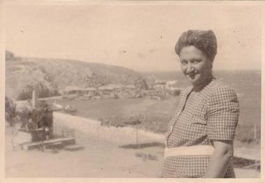 Γυναίκα στον όρμο της Ραφήνας.