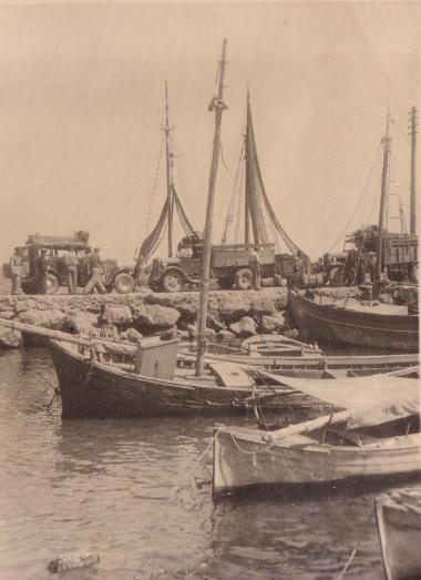 Βάρκες και φορτηγά αυτοκίνητα στο λιμάνι της Ραφήνας.