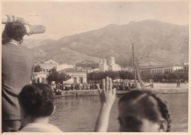 Το λιμάνι και η πόλη της Καρύστου από τη θάλασσα.