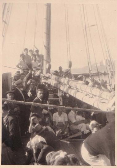 Επιβάτες ιστιοφόρου πλοίου αναχωρούν από την Κάρυστο.