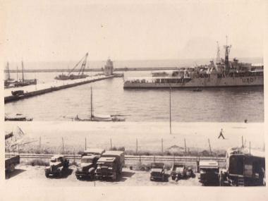Άποψη του λιμανιού της Πάτρας∙ αναχώρηση πολεμικού πλοίου.