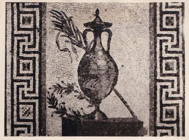 Ψηφιδωτό με παράσταση αμφορέα, θυσάνου και στεφάνου σε πλαίσιο μαιάνδρων. Αρχαιολογικός χώρος Δήλου.