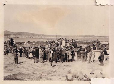 Επισκέπτες στον αρχαιολογικό χώρο της Δήλου.