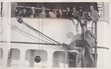 Επιβάτες πλοίου με προορισμό τη Θήρα και την Κρήτη.